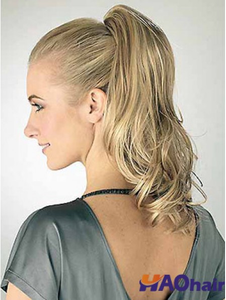 Grandes queues de cheval blondes ondulées