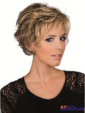 Cheveux bruns avec coupe courte en dentelle sur le devant