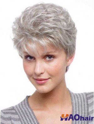 Perruques pour dame âgée avec style ondulé gris