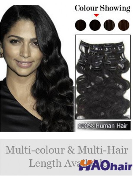 Grande pince à cheveux ondulée noire remy dans les extensions de cheveux