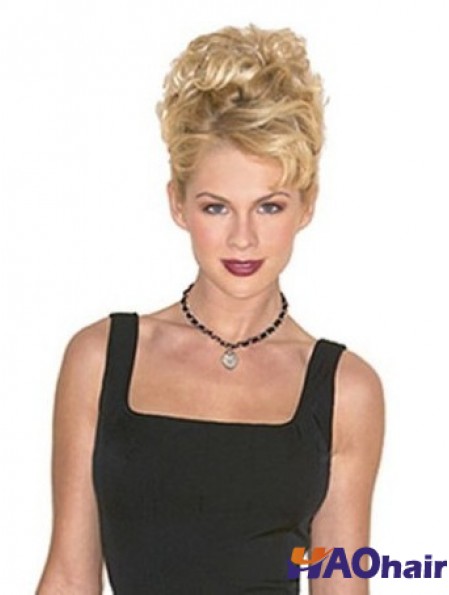 Clip de cheveux sur la couleur blonde, style court et bouclé